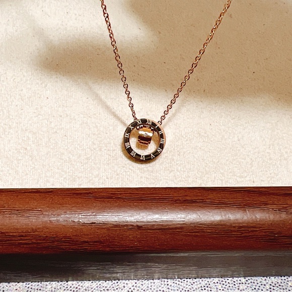 ✨ 18k gold plated rose gold Roman numeral necklace - Picture 7 of 11